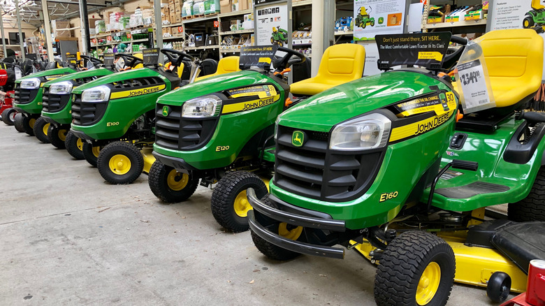 John Deere çim biçme makineleri bir ev ve bahçe mağazasında sergileniyor