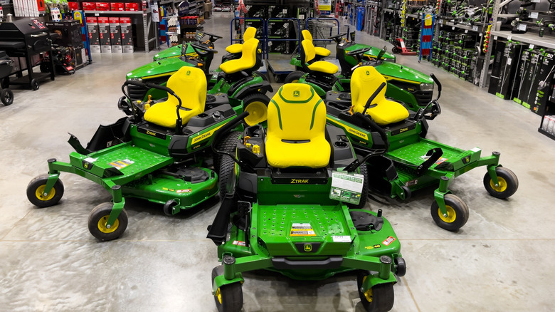 John Deere sıfır dönüşlü çim biçme makineleri bir ev ve bahçe mağazasında sergileniyor