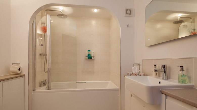 Kemer tasarımıyla duvarların arasına yerleştirilmiş girintili küvet