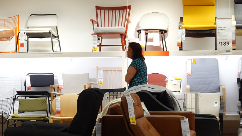 Müşteri, 26 Eylül 2025'te Emeryville, Kaliforniya'daki bir IKEA mağazasında mobilya alışverişi yapıyor.