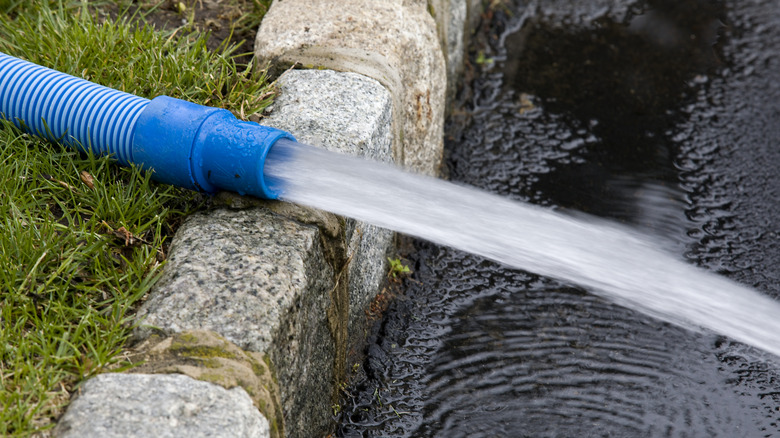 Mavi hortum suyu dışarı pompalıyor