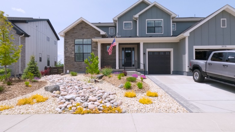 iki ev arasındaki xeriscape alanı