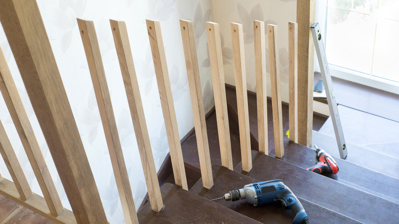 Korkuluk yenilemesinin ortasında bir merdiven