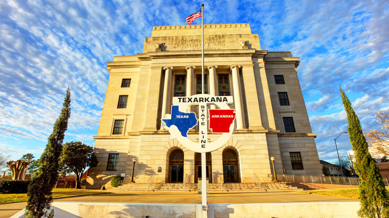 Texarkana'daki bir hükümet binası, Teksas ile Arkansas arasındaki sınırın iki yanında yer alıyor.