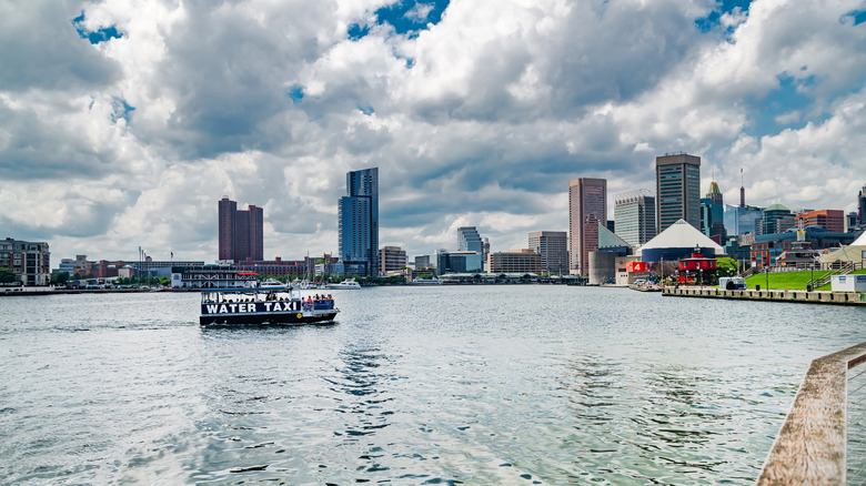 Bir su taksisi insanları Baltimore, Maryland şehir merkezindeki kıyıya götürüyor.