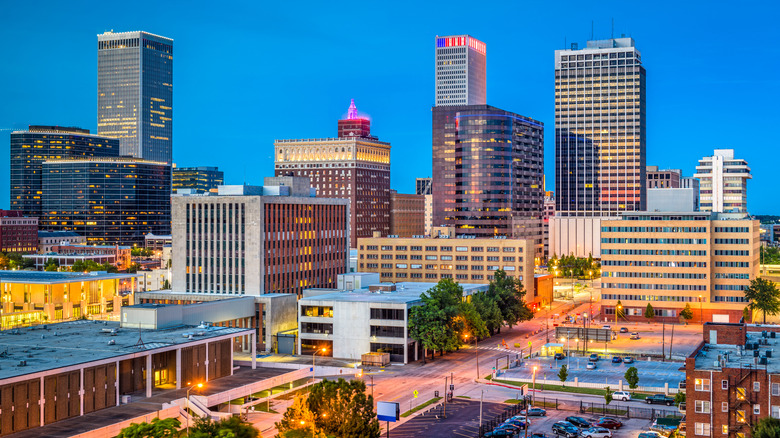 Alacakaranlıkta Tulsa silueti.