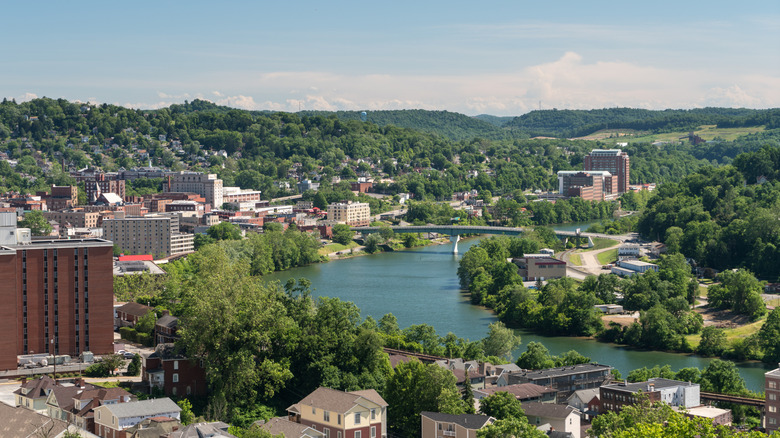 Morgantown, Batı Virginia, yemyeşil bir vadide nehrin her iki yanında yer almaktadır.