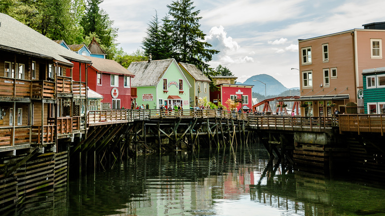 Ketchikan'ın rengarenk binaları suyun üzerinde yer alıyor.