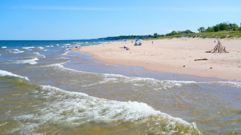 Michigan Gölü'nün kumlu plajı, Benton Harbor, Michigan'da bir avantajdır.