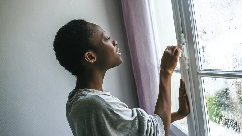 Evinin penceresini açan kadın