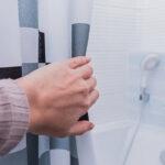 Duş Perdenizde Küf Büyümesine Neden Olan Büyük Banyo Hatası