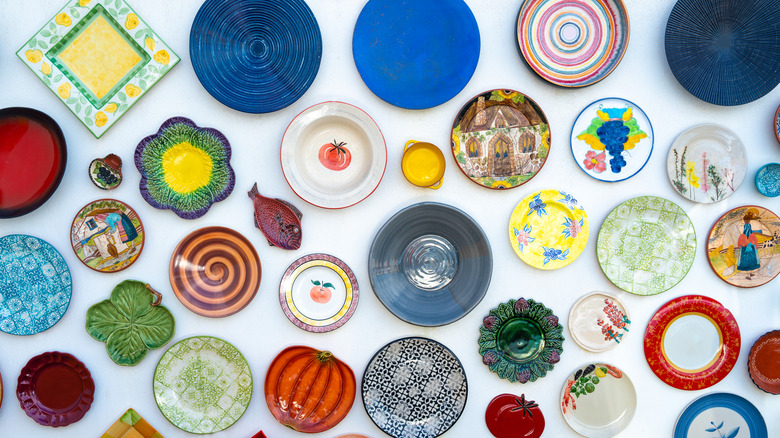 Duvarda asılı korkak dekoratif tabaklar.