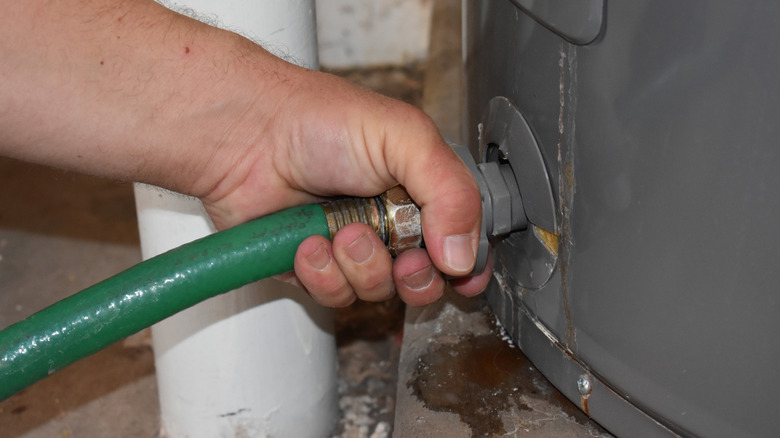 Bahçe hortumunu su ısıtıcısına elle bağlama