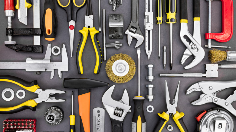 Siyah bir yüzey üzerinde bir araya getirilen temel araçlar