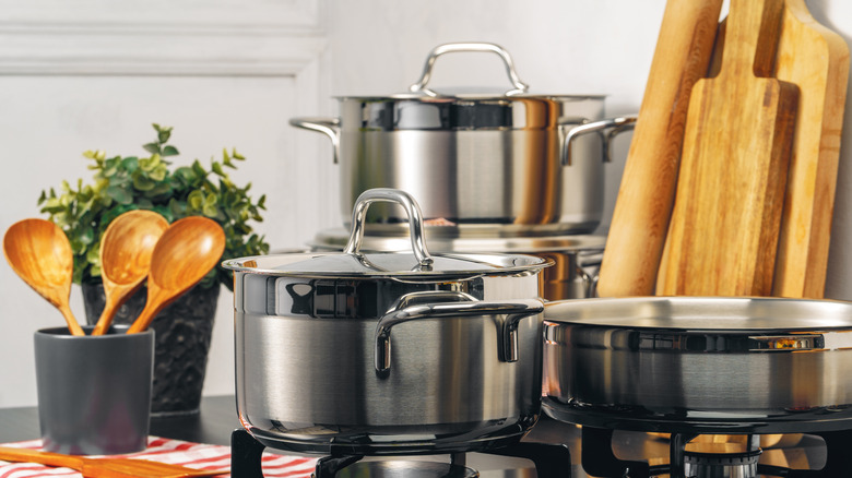 Mutfakta gerekli aletler ve paslanmaz çelik tencere