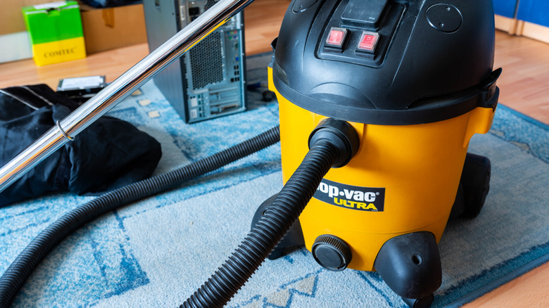 Sarı ve siyah ıslak vakum