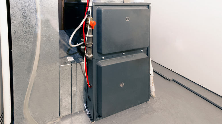 Bodrum katında kurulmuş bir mobilya sistemi