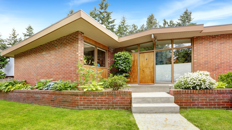 Yüzyılın ortasından kalma tuğla bir evin dış cephesi.