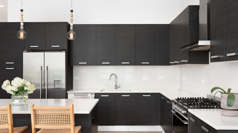 Koyu ahşap dolaplı mutfak