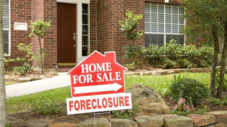 Bahçesinde haciz tabelası olan ev