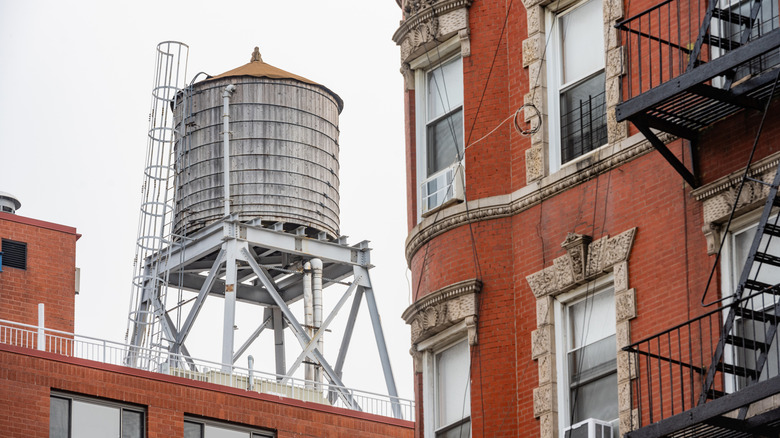 Çatısında su kulesi bulunan apartman