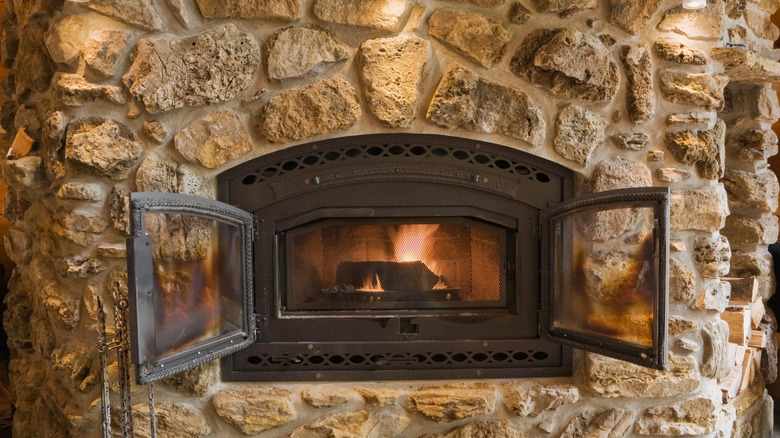 İçinde odun yanan taş şöminenin yakın çekimi