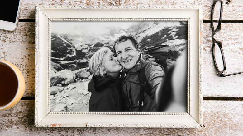 Tatildeki çiftin çerçeveli fotoğrafı