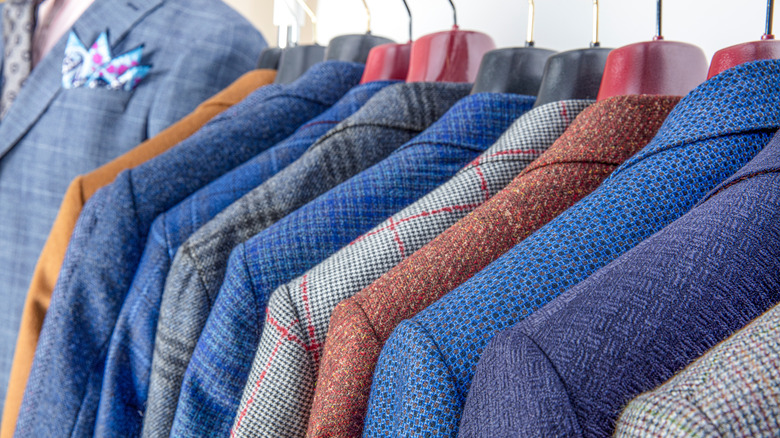 Askılarda sıra sıra erkek ceketleri