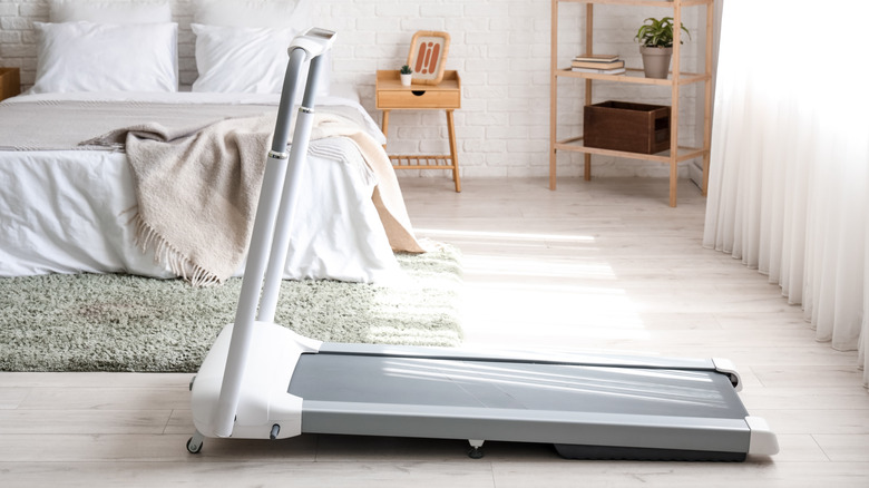 Yatak odasında bir koşu bandı