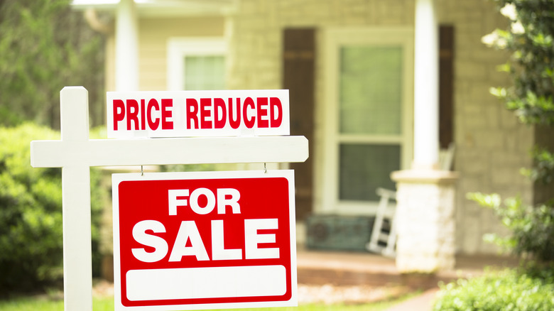 Fiyatı indirimli tabelasıyla satılık bir ev