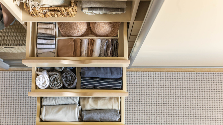 Dolap gardıropunda açık organize çekmeceler