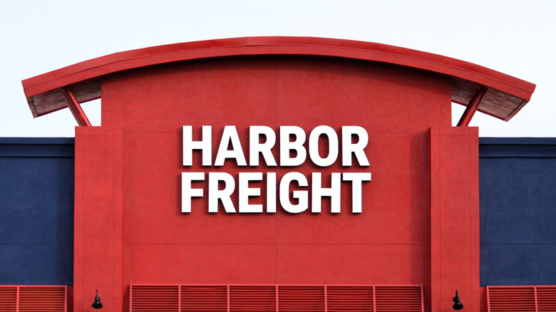 Bir Harbor Freight mağazasında bir dış iş tabelası