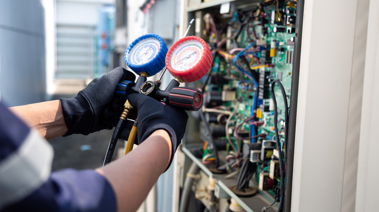 tamirci HVAC sistemini test ediyor