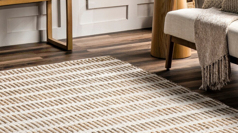 Döşemeli banklı, kahverengi ve beyaz desenli giriş halısı