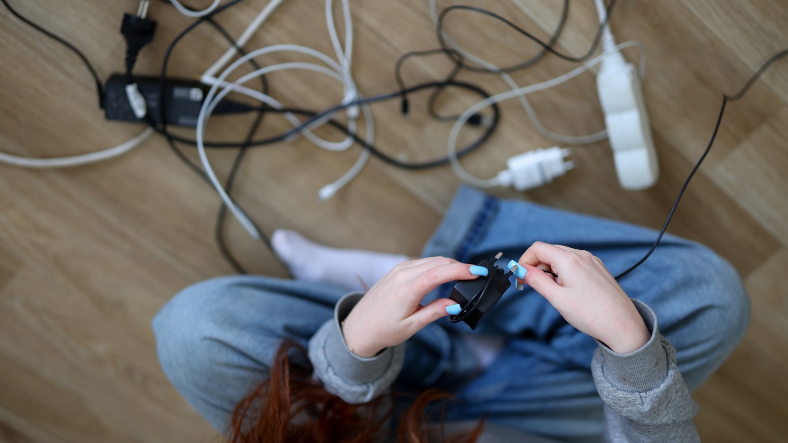 Bu Lüks Hack ile Telefon Şarj Cihazlarınızı ve Kablolarınızı Düzenleyin