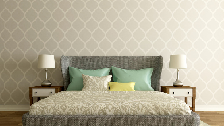 Duvar kağıdı olan bir yatak odası