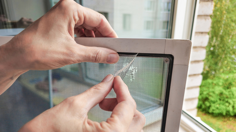 Ekran penceresindeki bir deliğin onarılması.