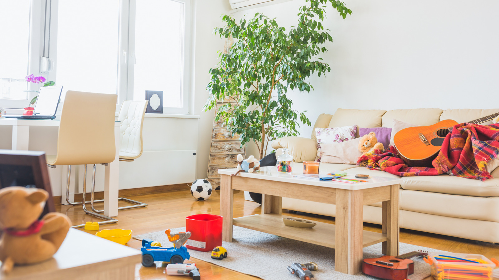Şık bir IKEA KALLAX Depolama Hilesi ile Oturma Odası Dağınıklığına Elveda Deyin