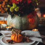 Dolar Ağacı Balkabağı Kavanozlarını Kolay Bir DIY ile Şık Şükran Günü Masa Dekoruna Dönüştürün