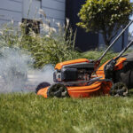 Çim Biçme Makineniz Neden Duman Çıkarıyor (Ve Nasıl Düzeltilir)