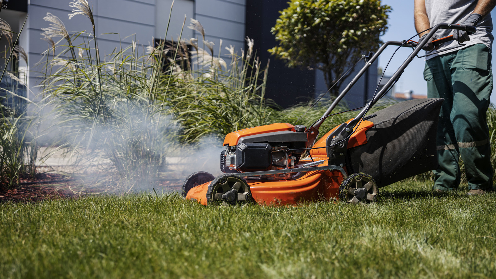 Çim Biçme Makineniz Neden Duman Çıkarıyor (Ve Nasıl Düzeltilir)