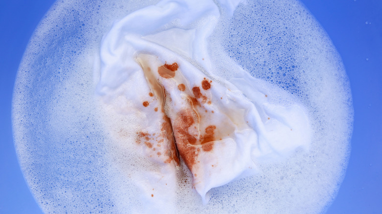 suya batırılmış lekeli beyaz gömlek