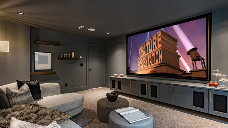 TV'nin açık olduğu bir ev sinema odası.