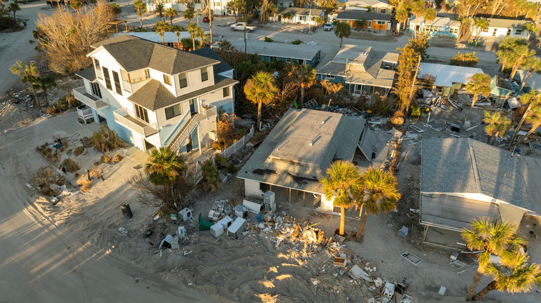 Kıyı dalgalanmasının ardından evlerde hasar.