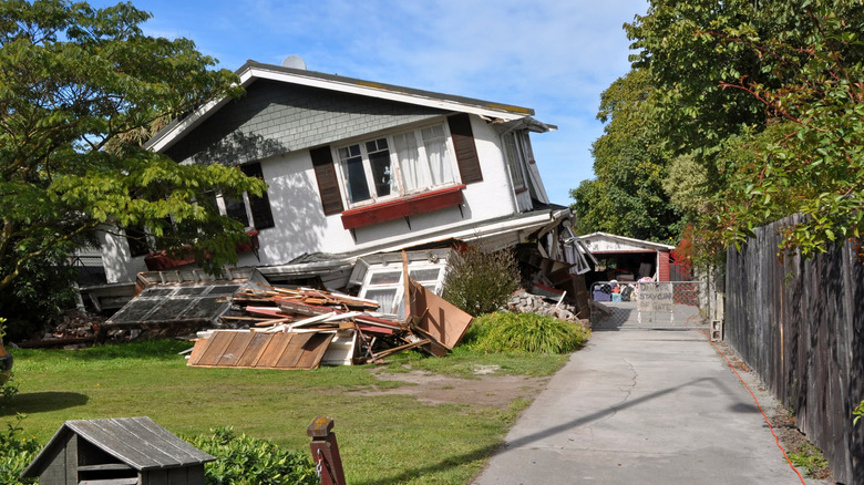 Deprem sonrasında bir ev temelden kayarak çöktü.