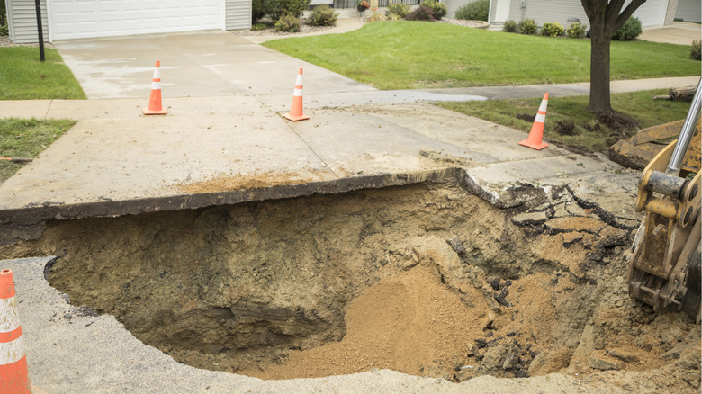 Bir yerleşim yerinin sonundaki büyük bir çukur.