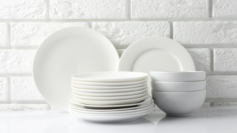 Beyaz tabaklar bir araya yığılmış