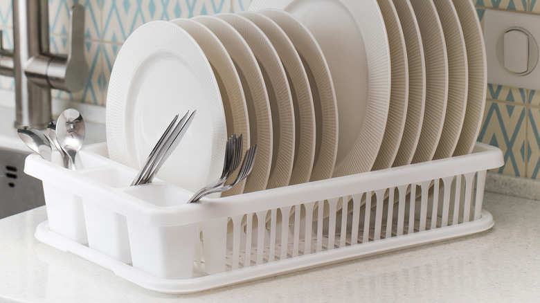 bulaşık kurutma rafındaki bulaşıklar