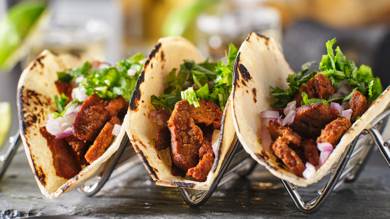 Taco standında tacolar