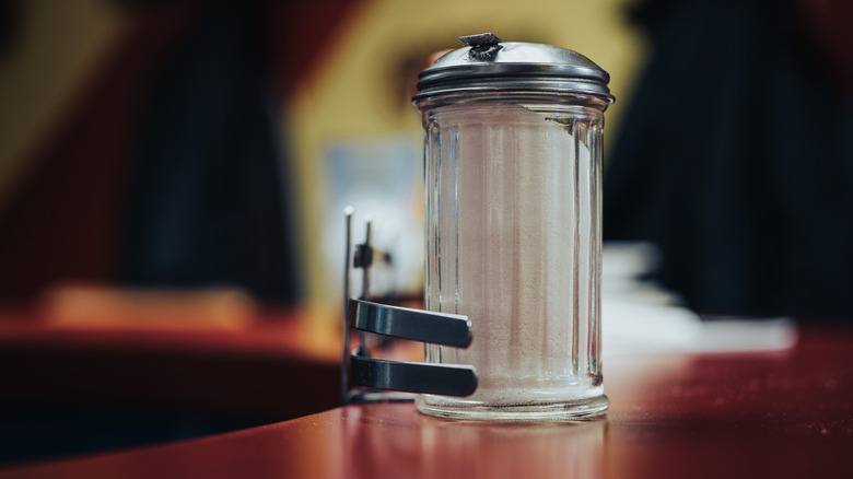 Metal kapaklı cam şeker dökücü